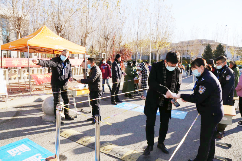 考生有序進(jìn)入考場(chǎng)