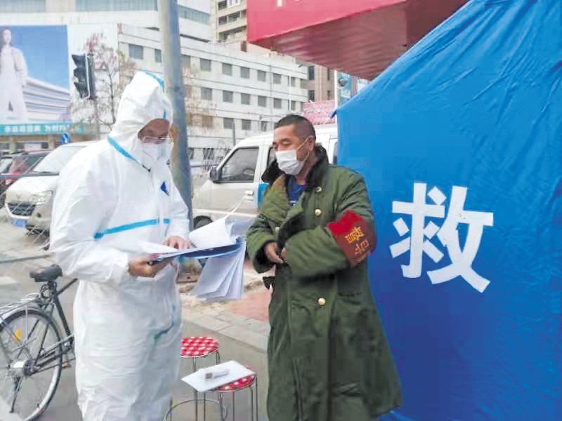 于成武（左）在社區(qū)參加防疫工作。