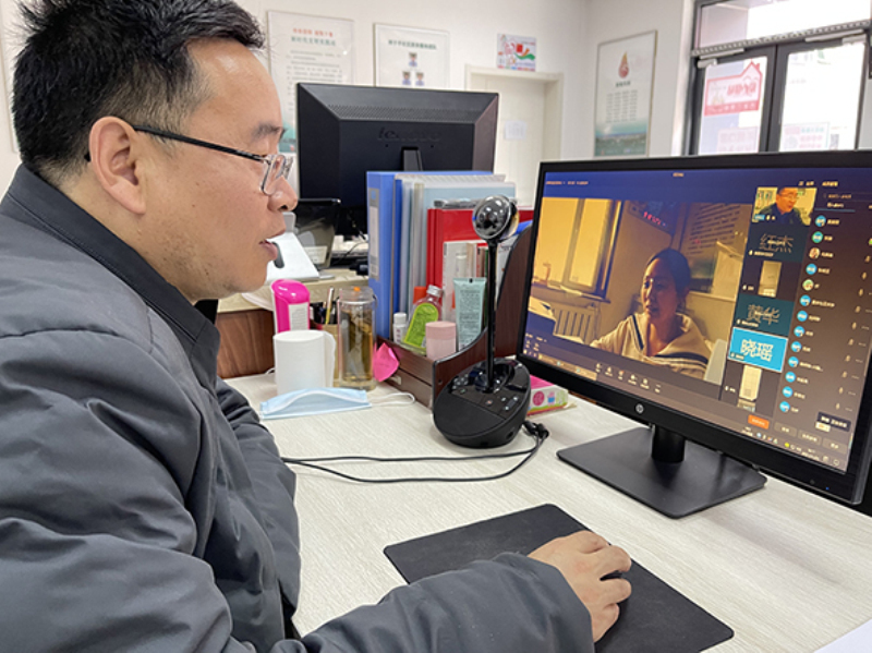 申懷富通過評理說事云端應(yīng)答系統(tǒng)為群眾解答法律問題