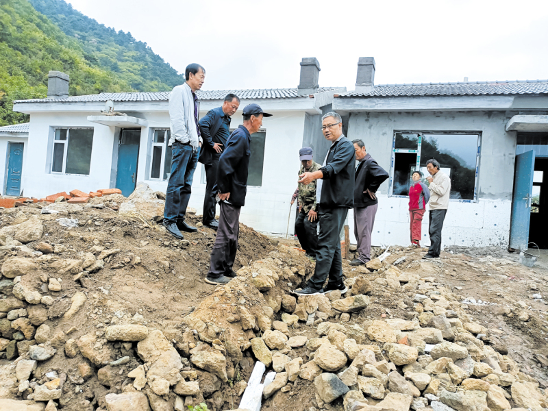 配文1:牤牛營(yíng)子司法所所長(zhǎng)現(xiàn)場(chǎng)調(diào)解矛盾糾紛