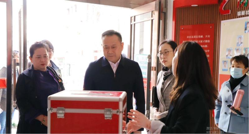 本溪市委常委、政法委書記徐勝（中）到“支部共建、社區(qū)共治”示范點調(diào)研