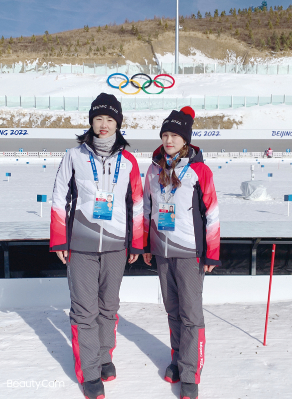 賈雨平（左）與馮桂艷（右）在靶場合影_編輯