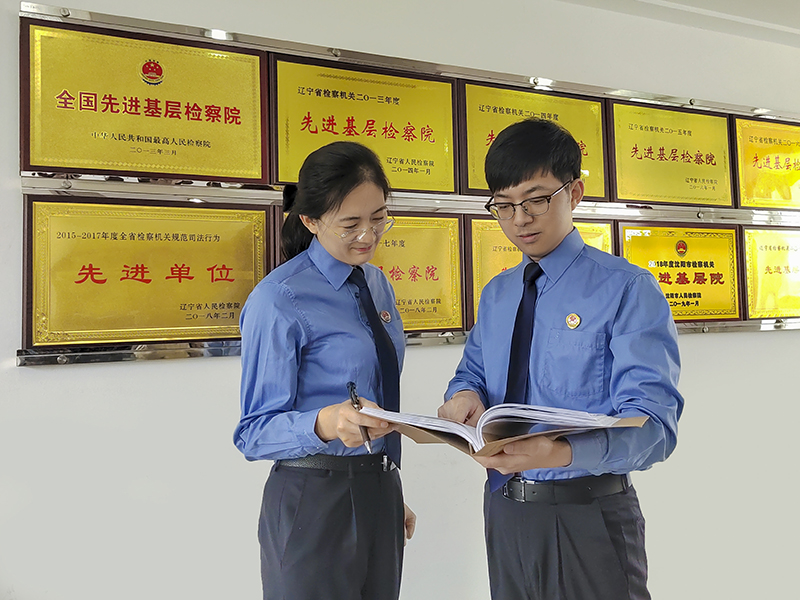 彭云杰在與同事研究案情