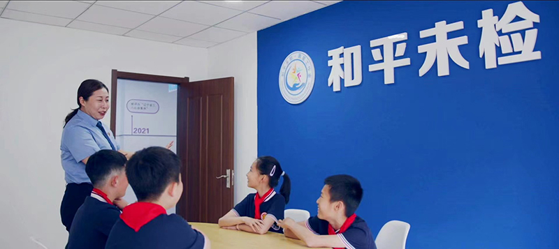 張楠同志帶領(lǐng)小學(xué)生走進(jìn)沈陽市和平區(qū)人民檢察院法治教育基地，為他們講解法律小常識(shí)，頻繁互動(dòng)