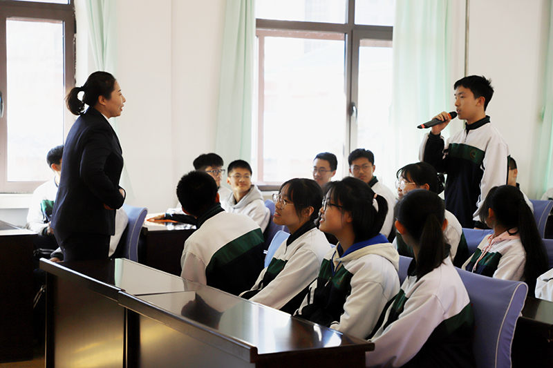 張楠同志作為法治副校長走近在校學(xué)生身邊，為他們帶來一趟生動(dòng)的法治課