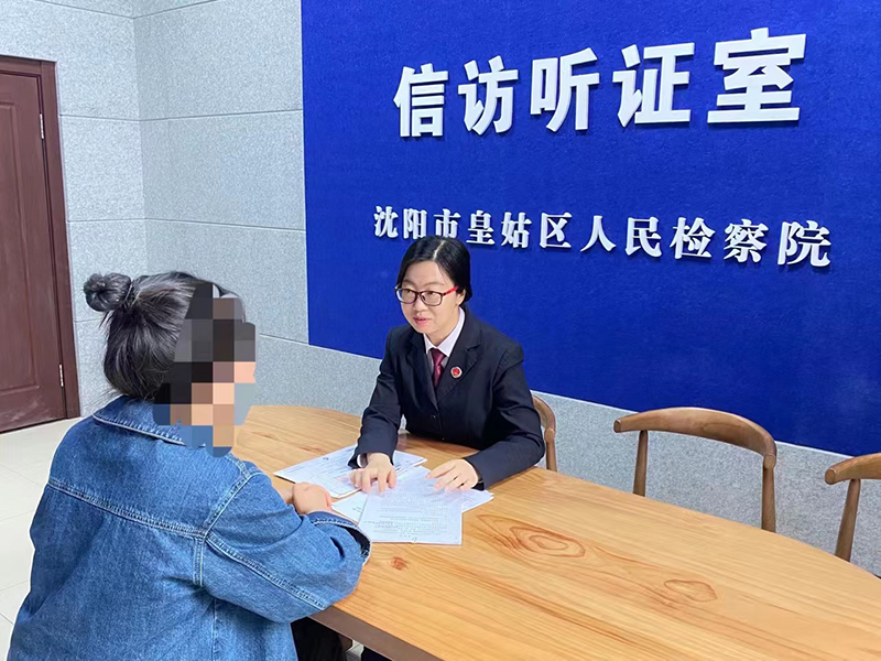 盧丹同志在信訪聽證室接待上訪戶，為其講解相關法律