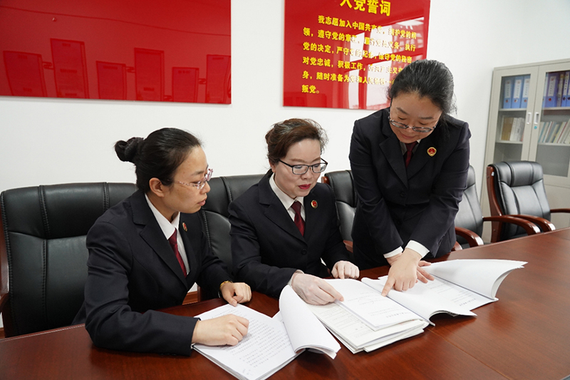 石宏與同事分析研究案情