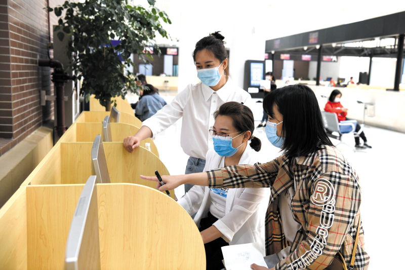 記者體驗全程網(wǎng)辦。李長生 攝