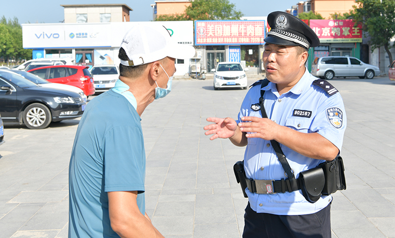 日常巡邏時，邢寶昌總是主動為遇到困難的群眾解決問題。