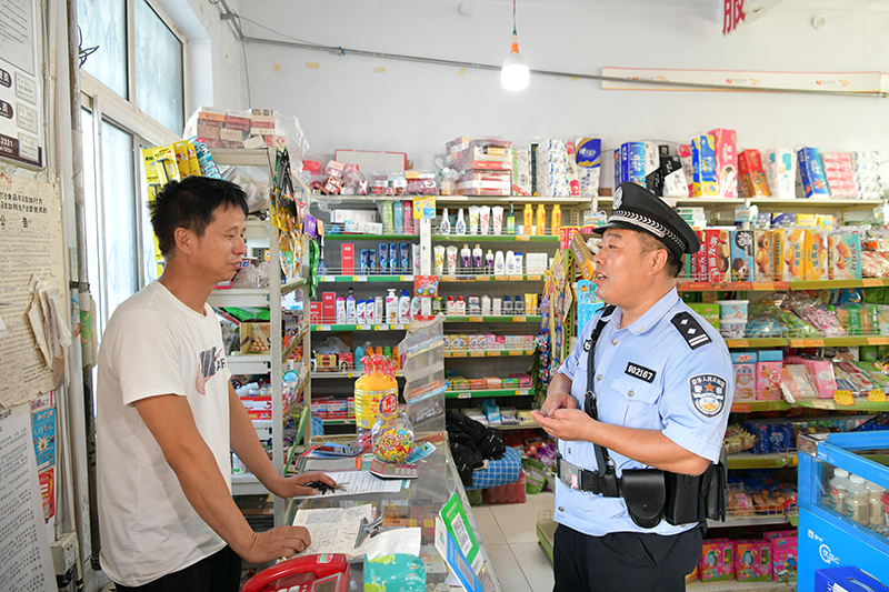 轄區(qū)內的商業(yè)網(wǎng)點是邢寶昌走訪的固定對象