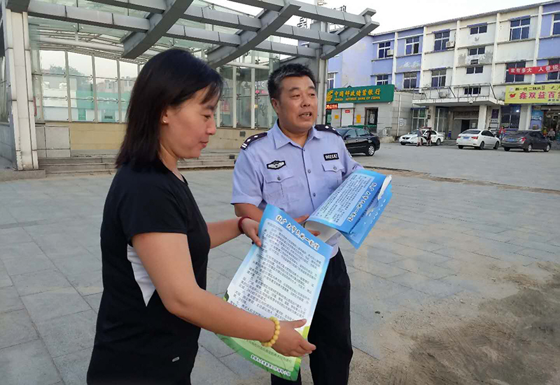 邢寶昌對轄區(qū)居民進行法治宣傳。