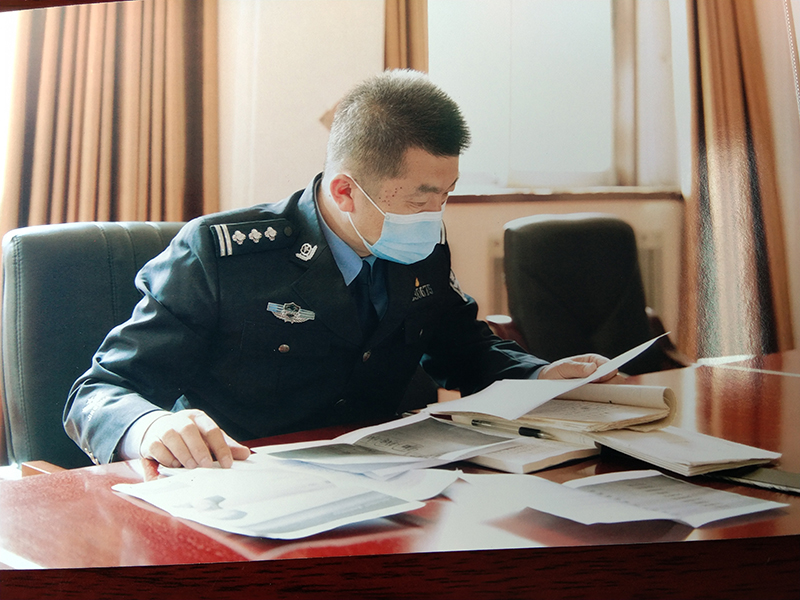 王東在分析案情，不放過一絲可疑線索