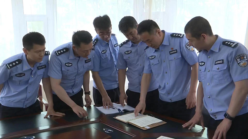陳超（右二）正在指導(dǎo)民警提高業(yè)務(wù)能力