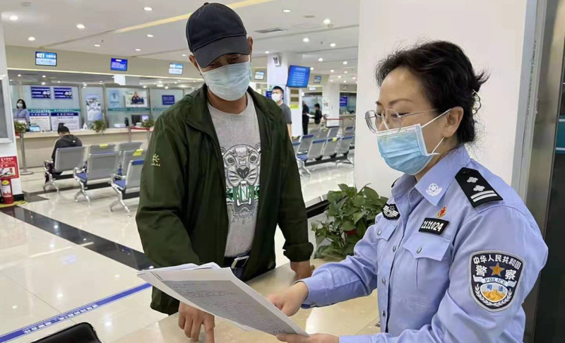 a鞍山市司法局行政審批科王經(jīng)緯為行政相對人進(jìn)行業(yè)務(wù)咨詢解答