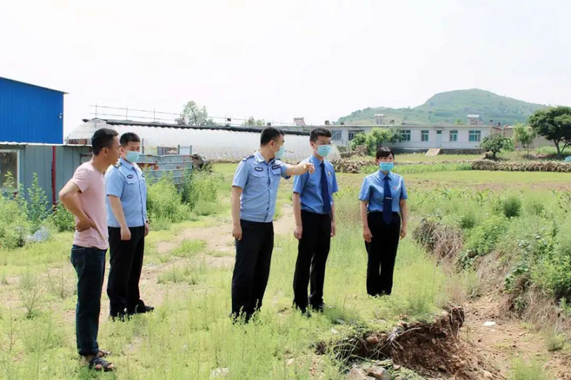 與公安機(jī)關(guān)對(duì)被污染地域進(jìn)行現(xiàn)場(chǎng)勘察