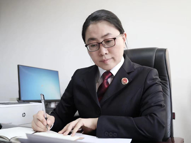 國小丹整理案件線索。