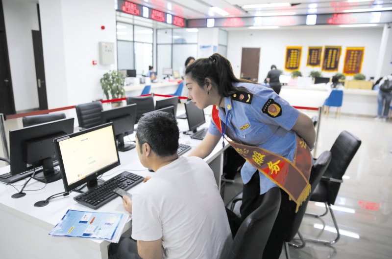 配文2：工作人員通過“登記服務(wù)超市”為企業(yè)辦理業(yè)務(wù)