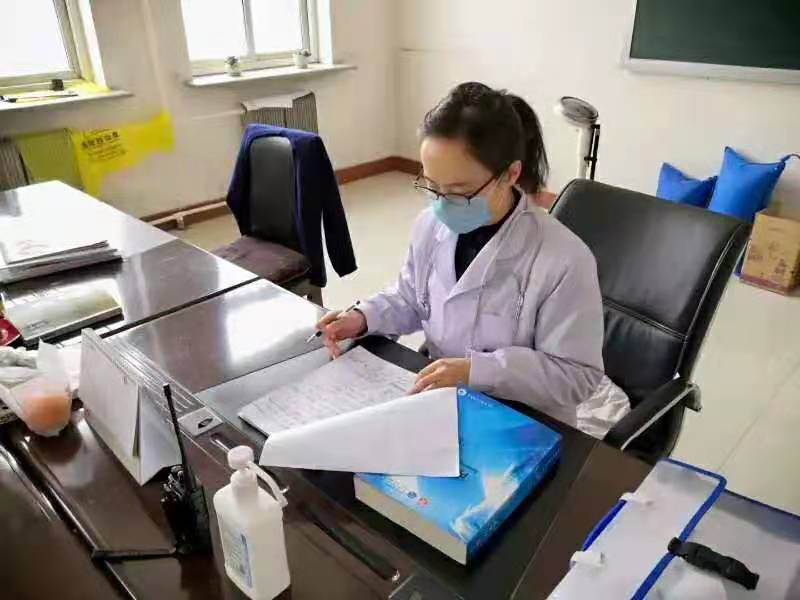 胡精珍認(rèn)真查看戒毒人員病例