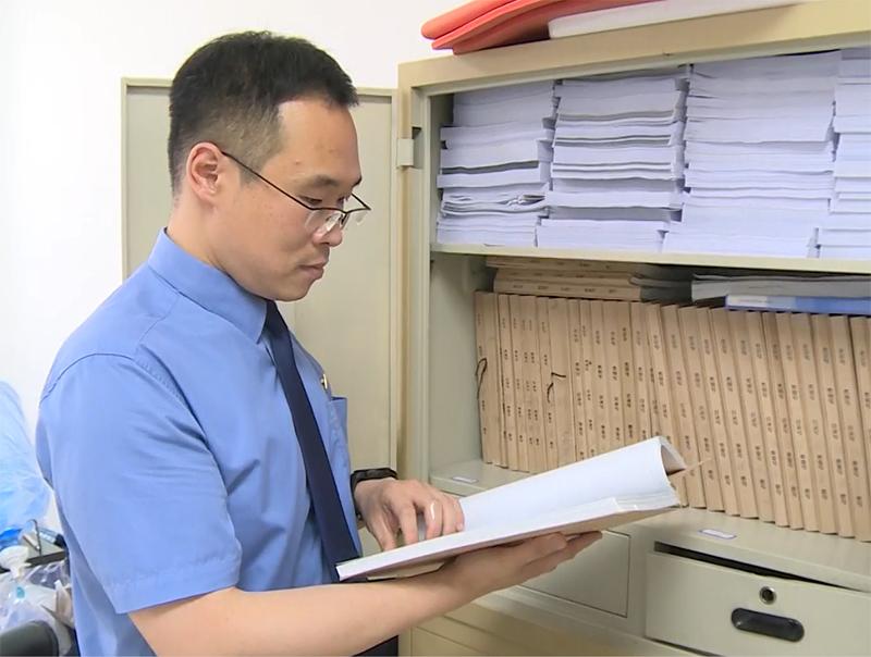 楊德明在查閱案件卷宗。