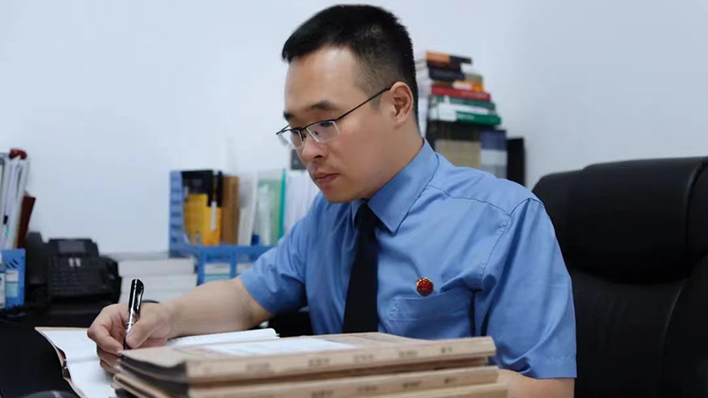 楊德明在撰寫案件審查報告。