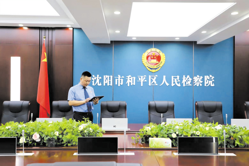 工作人員指尖輕觸功能鍵，“無紙化會(huì)議系統(tǒng)”進(jìn)入啟動(dòng)模式。