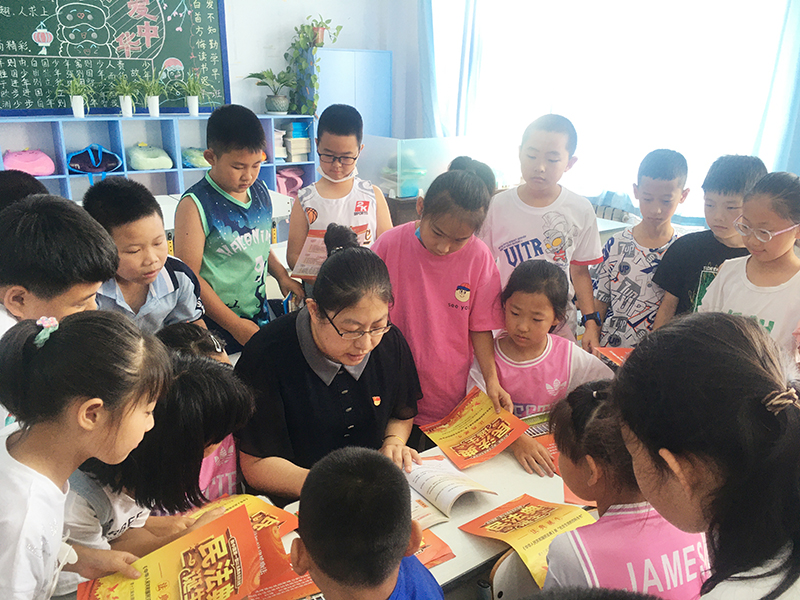 孫紅為清河區(qū)第二小學(xué)的孩子們講民法典