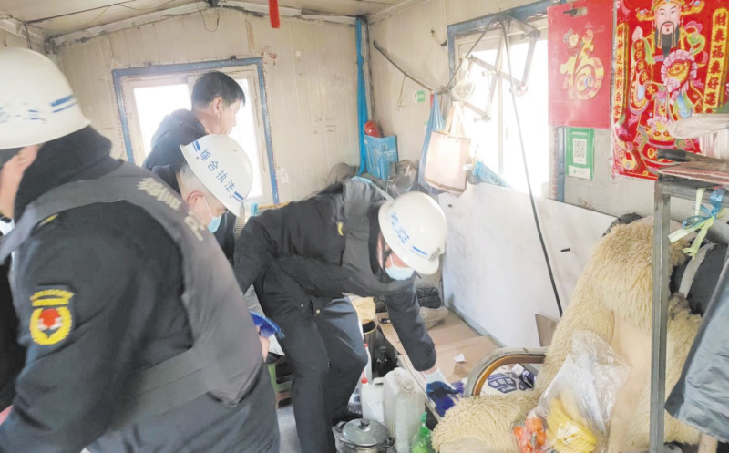 2022年2月9日，盤錦市城管執(zhí)法人員協(xié)助違建房主清理室內(nèi)物品。