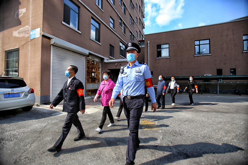 李鵬先后組建了義務(wù)巡邏隊(duì)、商戶聯(lián)盟、治安調(diào)解組等，為社區(qū)營(yíng)造良好的治安環(huán)境。