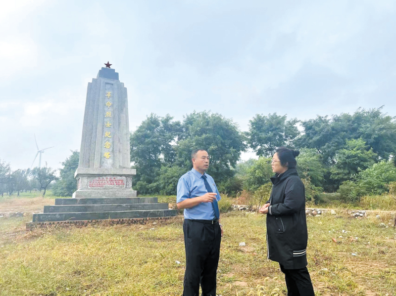 9月22日，記者跟隨殷樹(shù)森到老黑山“革命烈士紀(jì)念塔”實(shí)地勘查。