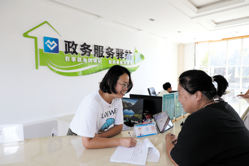 配文2：8月17日，左鑫（左）為劉淑潔辦理業(yè)務(wù)中。