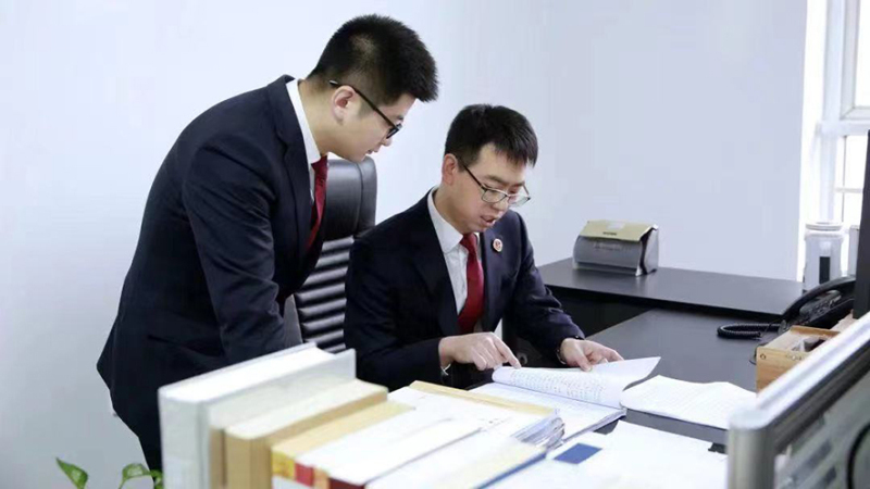 沈陽市檢察院干警梳理審查案件證據(jù)。