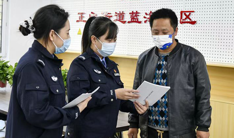 沈陽(yáng)二監(jiān)黨員進(jìn)社區(qū)開(kāi)展普法活動(dòng)。