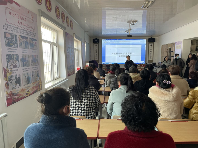 2021年3月8日，陸萬長(zhǎng)在得勝街道得勝村為村民開展法律宣傳講座。