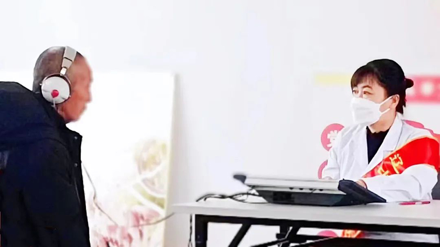 村民接受聽力檢查。