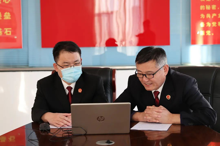 張凱（左）和李豐慶線上回訪王某