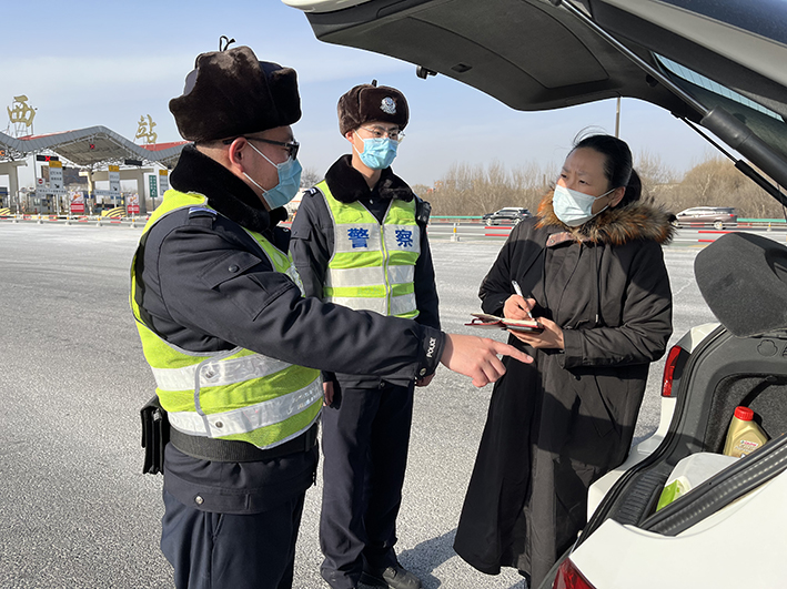 輔警向記者介紹檢查車輛后備箱情況