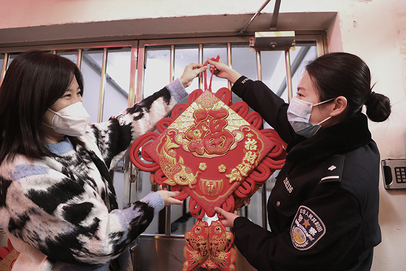 記者與民警一起掛福字