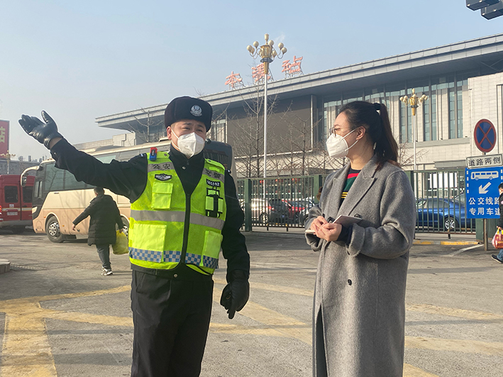 胡畔（左一）正在向記者介紹路面情況