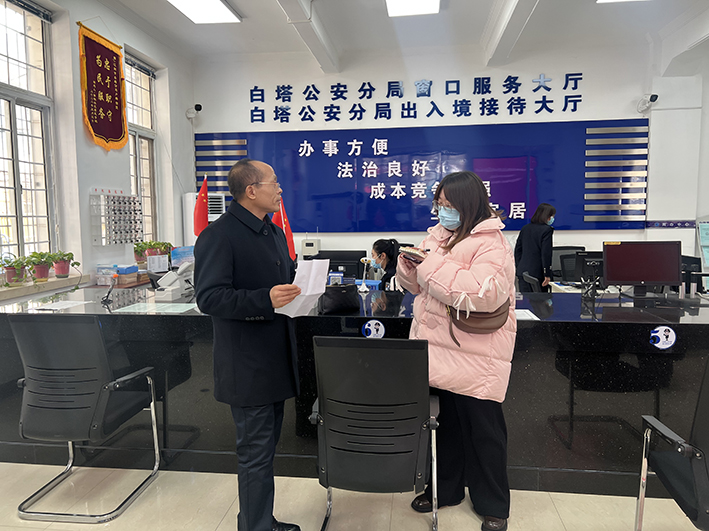 記者（右）采訪辦事群眾