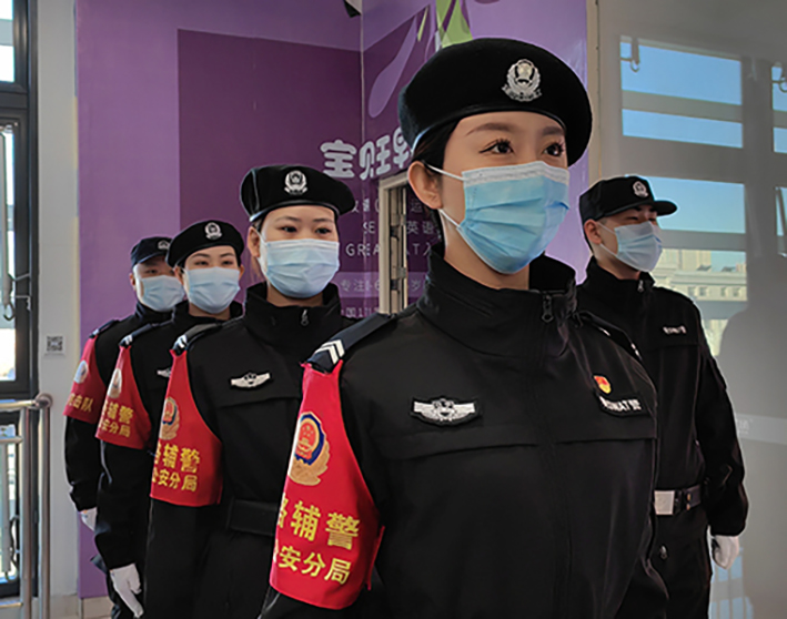商場開門營業(yè)前前，隊員們已整裝待發(fā)。