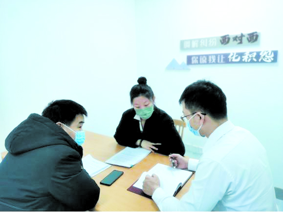 配文1：沈陽(yáng)市司法局工作人員進(jìn)行行政復(fù)議立案前調(diào)解。