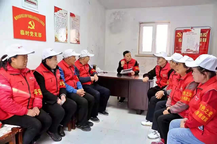 配文2：史繼權(quán)為“紅色之光”巡邏隊(duì)員講黨課。