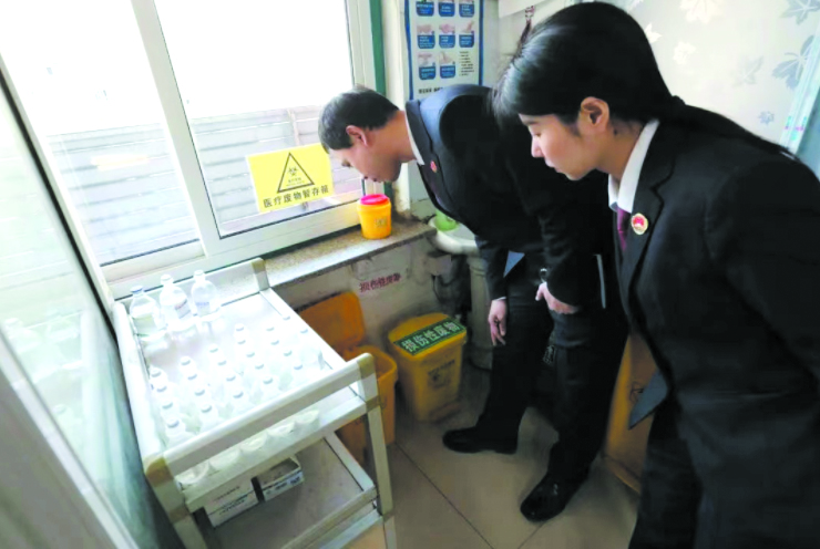 檢察干警實地查看醫(yī)療廢物處置情況。副本