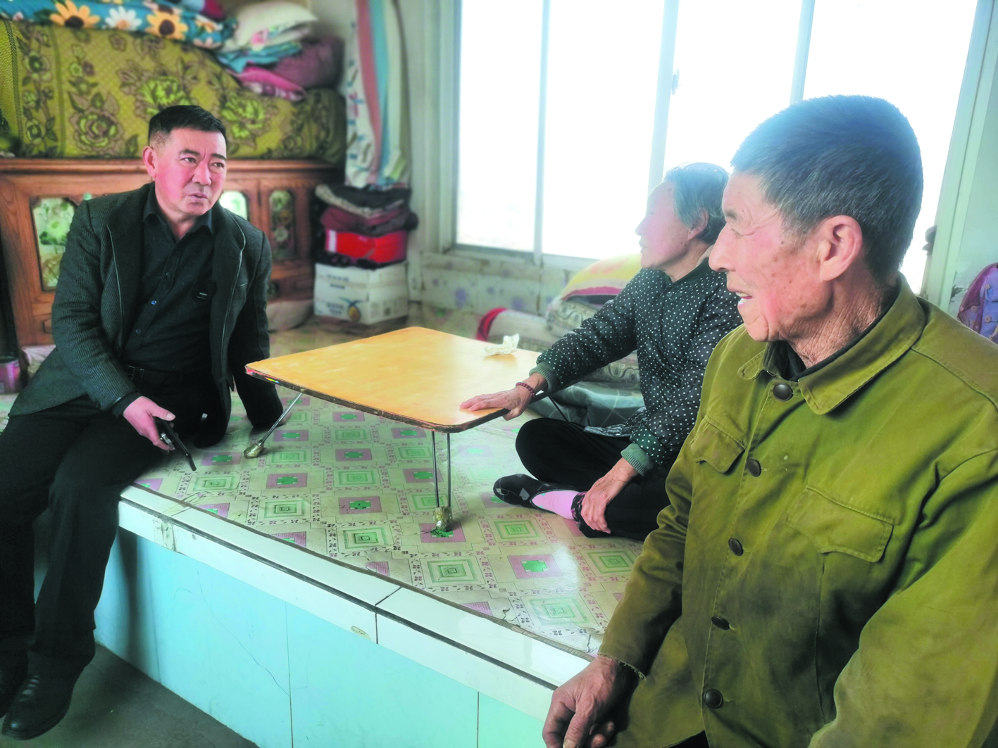 鐵嶺民主示范村：朱百君（左一）看望李平鳳夫婦。