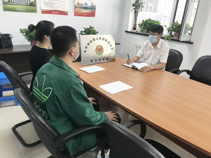 調(diào)解員陳石（中）正在調(diào)解
