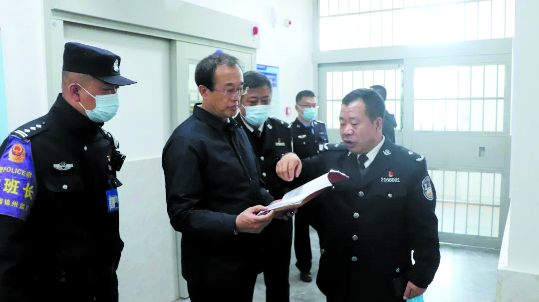 高長生（前排中）深入基層監(jiān)區(qū)實地查看各項工作開展情況。