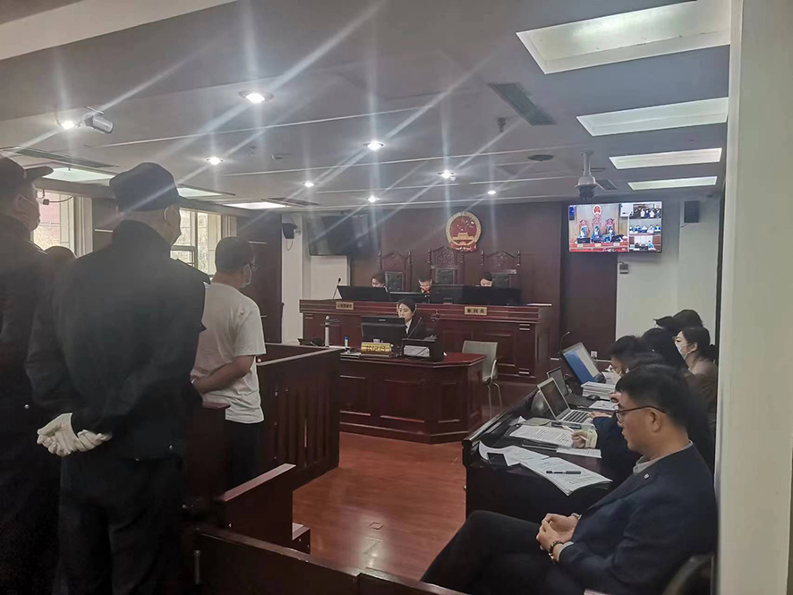 配文1：沈陽市大東區(qū)法院審理刑事案件現(xiàn)場。