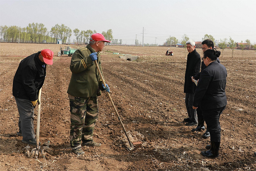 檢察官走到田間地頭查看整改情況。