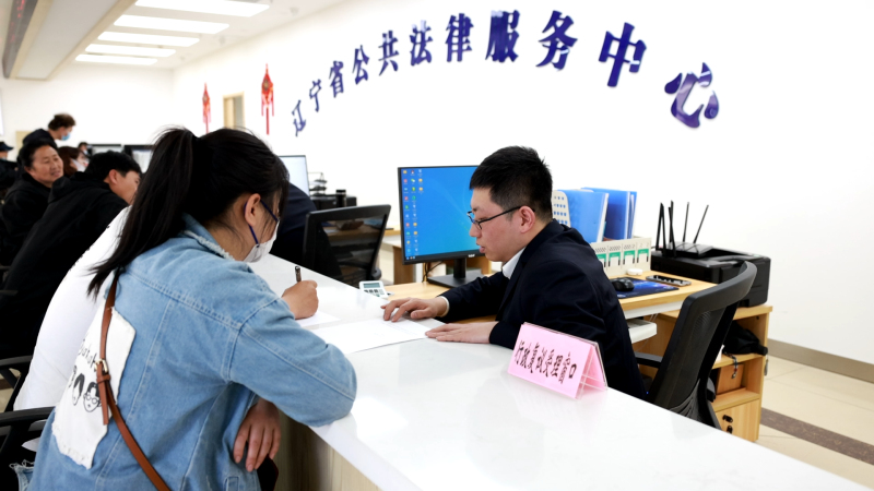 配文1：行政復(fù)議受理窗口工作人員接待復(fù)議申請人。