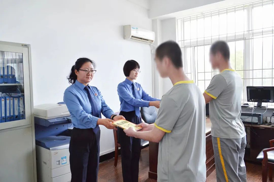 檢察官贈送法律書籍